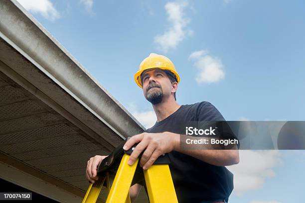 Photo libre de droit de Soustraitant De La Toiture Sa Maison banque d'images et plus d'images libres de droit de Toit - Toit, Examiner, Casque de chantier