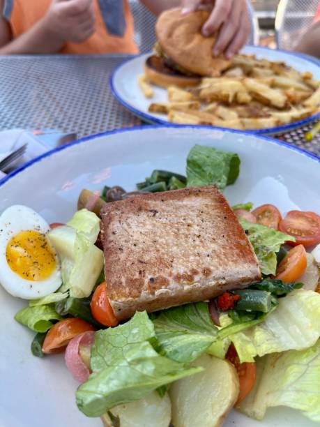 sałatka z tuńczyka podsmażony - prepared ahi tuna salad green olive zdjęcia i obrazy z banku zdjęć