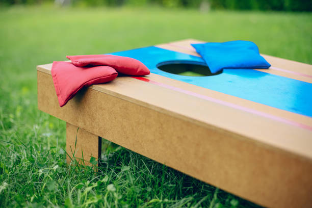 裏庭でトウモロコシの穴袋ゲームのクローズ アップ - cornhole leisure games outdoors color image ストックフォトと画像