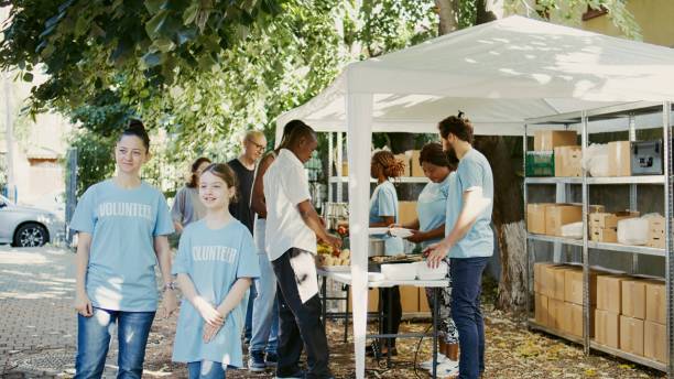 istock Volunteers Aid In Fight Against Hunger 1700848029