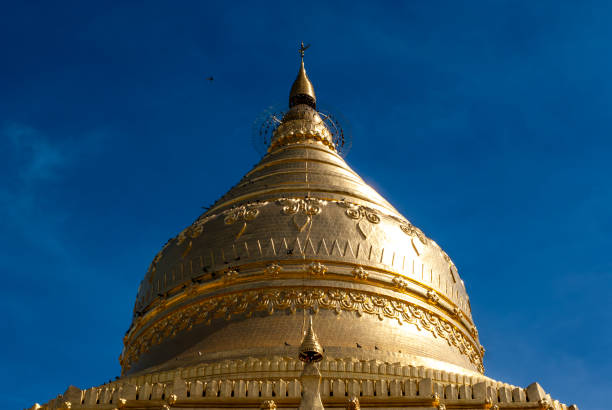 cúpula dourada do schwezigon paya, nyaung u, bagan, myanmar, ásia - golden temple - fotografias e filmes do acervo