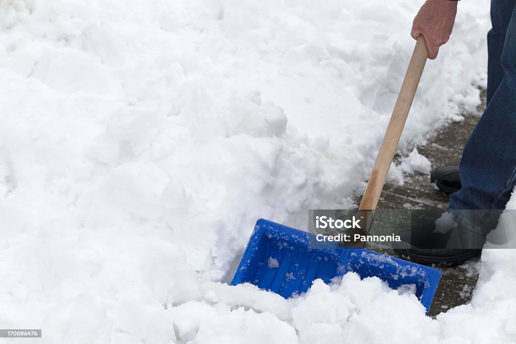 Spalare la neve - Foto stock royalty-free di Neve