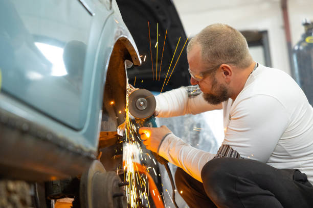 le mécanicien répare la voiture dans un atelier de réparation automobile. - car bodywork flash photos et images de collection