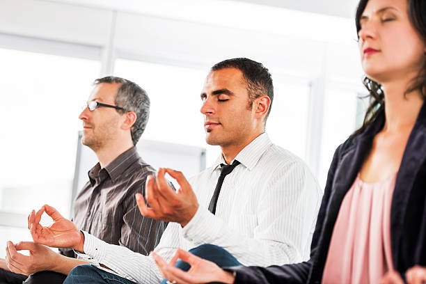 bem sucedidos empresários meditar no escritório. - yoga meditating business group of people imagens e fotografias de stock