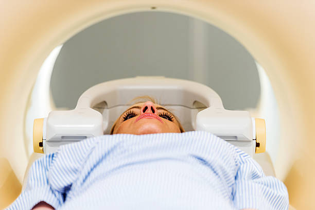 kobieta otrzymujących mri. - mri scanner mri scan radiation cancer zdjęcia i obrazy z banku zdjęć