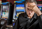 reifer-mann-verlieren-sein-geld-am-automaten-ab.jpg?b=1&s=170x170&k=20&c=75x-5I0yneI5Kuna9EpHCS_1e-aOTooJbZKQZc4ExY8=