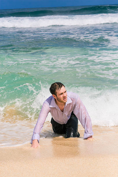 sobrevivente - stranded beached beach businessman imagens e fotografias de stock