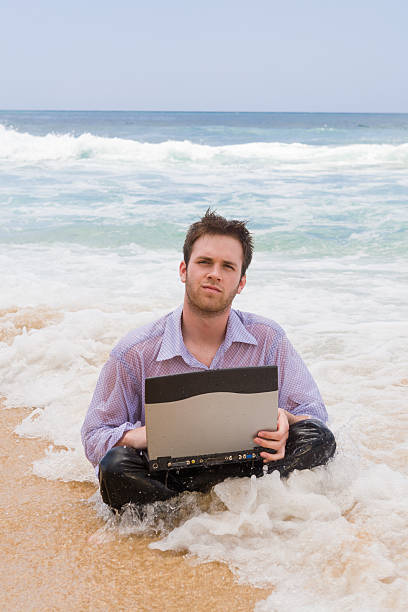 surfar na web - stranded beached beach businessman imagens e fotografias de stock