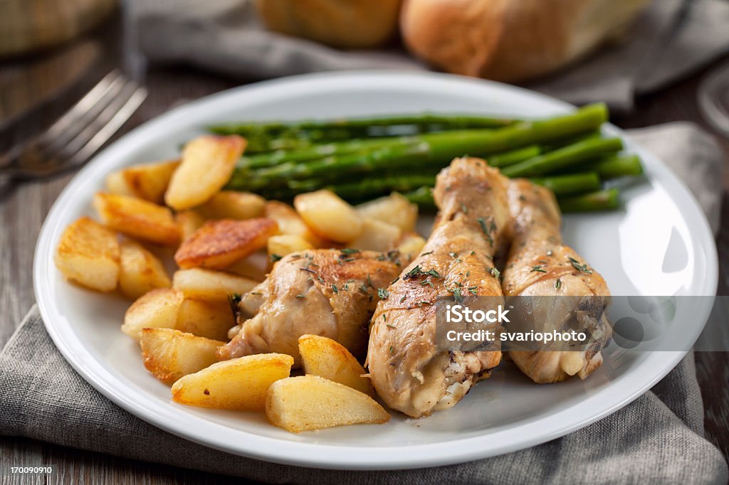 Pollo arrosto con patate e asparagi - Foto stock royalty-free di Alimentazione sana