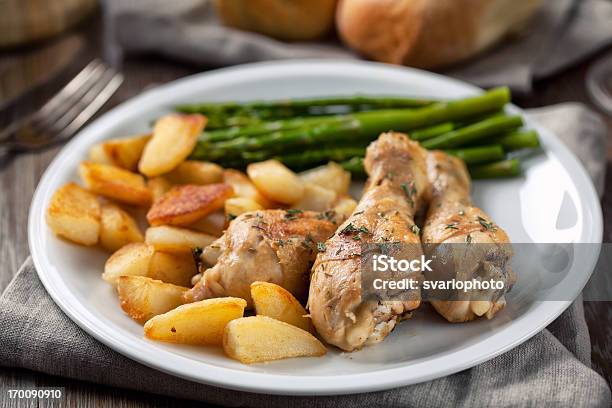 Pollo Arrosto Con Patate E Asparagi - Fotografie stock e altre immagini di Alimentazione sana - Alimentazione sana, Alla griglia, Arrosto - Cibo cotto