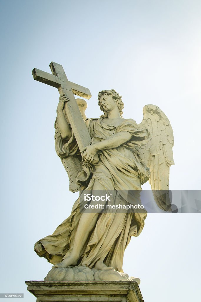 Ponte Sant'Angelo Anjos com cross. Roma, Itália - Foto de stock de Anjo royalty-free