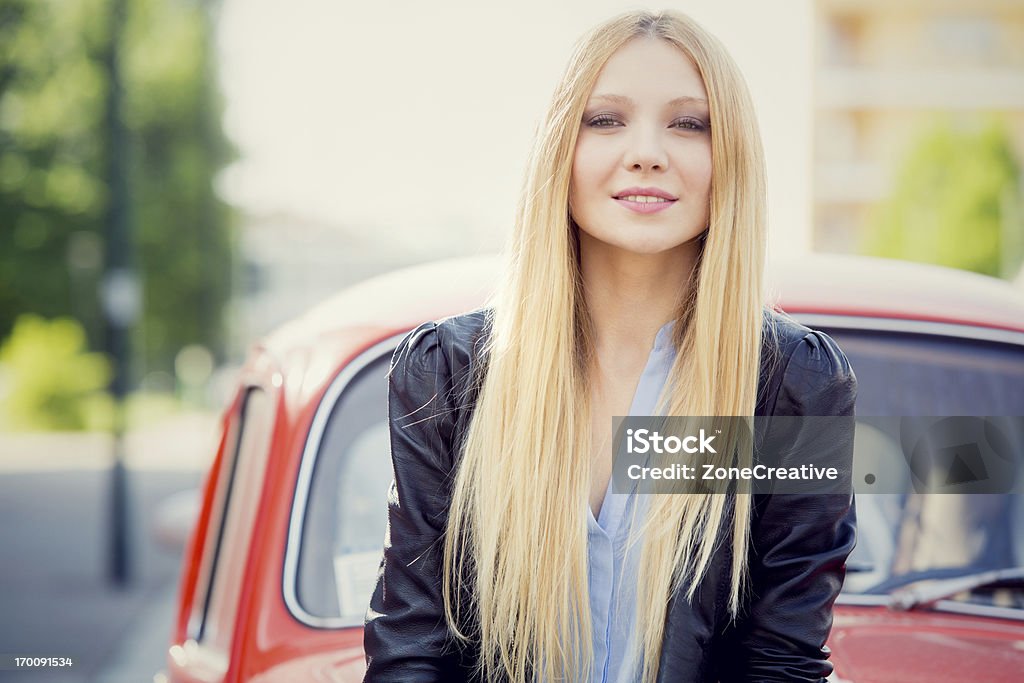 Bellissima ragazza al parco urbano portarit - Foto stock royalty-free di Abbigliamento casual