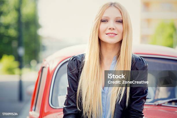 Bellissima Ragazza Al Parco Urbano Portarit - Fotografie stock e altre immagini di Abbigliamento casual - Abbigliamento casual, Adulto, Albero