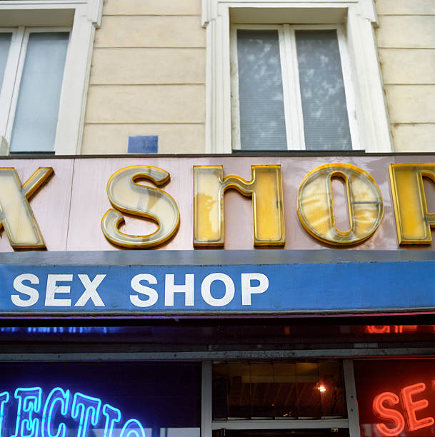 istock Sex shop, Paris - Store front 170091624