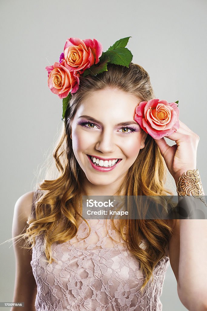 Mulher jovem bonita com rosas no cabelo dela - Royalty-free 20-24 Anos Foto de stock