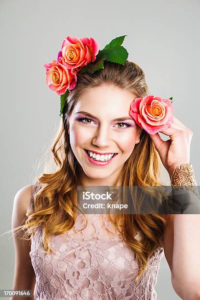 Mulher Jovem Bonita Com Rosas No Cabelo Dela - Fotografias de stock e mais imagens de 20-24 Anos - 20-24 Anos, 20-29 Anos, Adulto