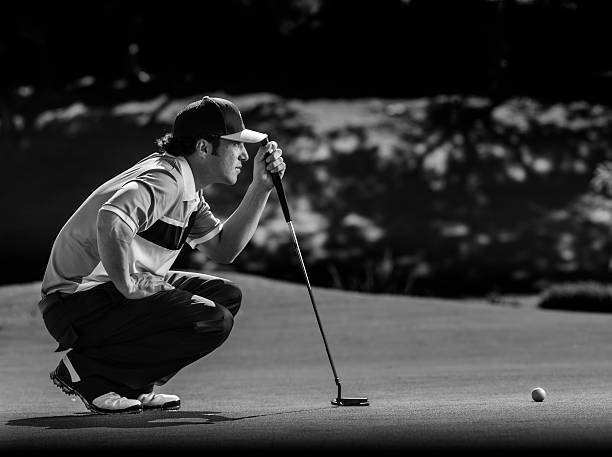 golf mettendo - golf putting determination focus foto e immagini stock