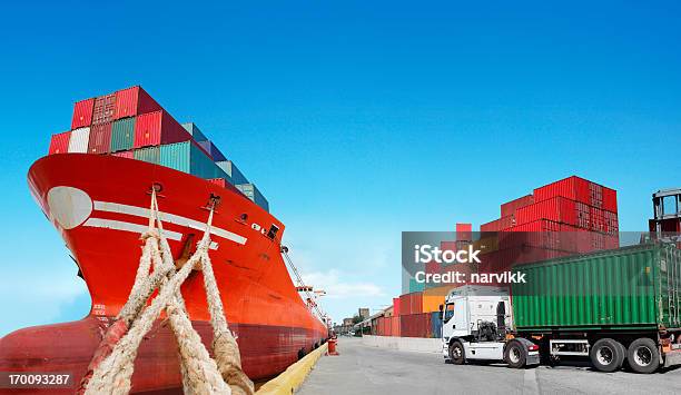 Cargoship E Camiões Com Contentor De Carga - Fotografias de stock e mais imagens de Contentor de Carga - Contentor de Carga, Docas, Porto