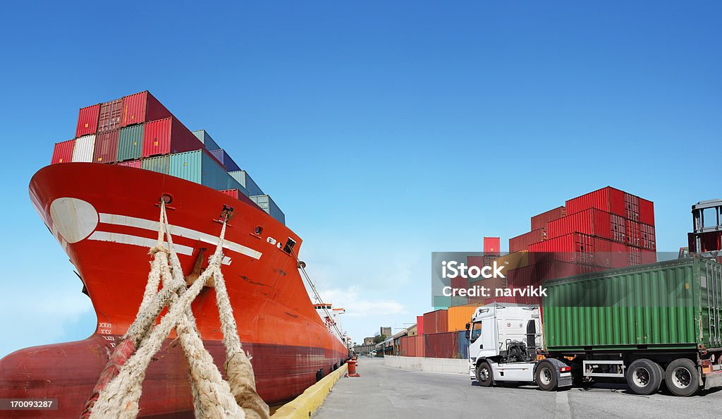 Cargoship и грузовик с Грузовой контейнер - Стоковые фото Гавань роялти-фри