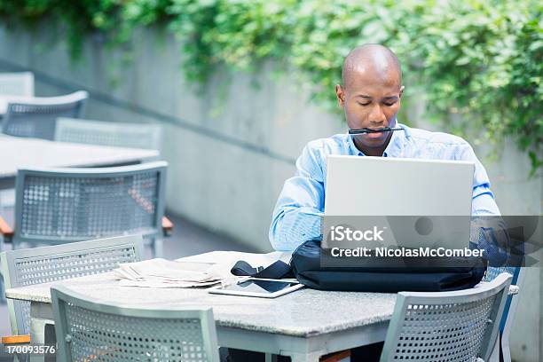 Zajęty Biznesmen Wpisując Na Laptopie Na Zewnątrz - zdjęcia stockowe i więcej obrazów Badania - Badania, Biznesmen, Kawiarnia