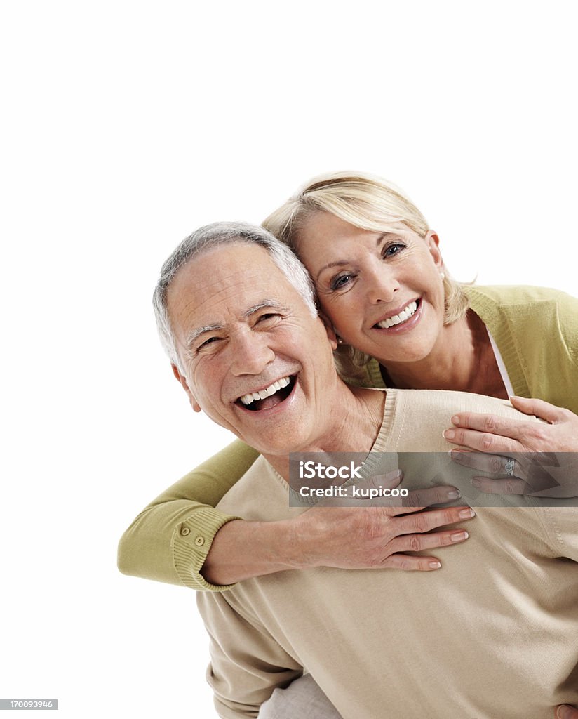 Allegra coppia godendo piggyback giro - Foto stock royalty-free di Coppia anziana
