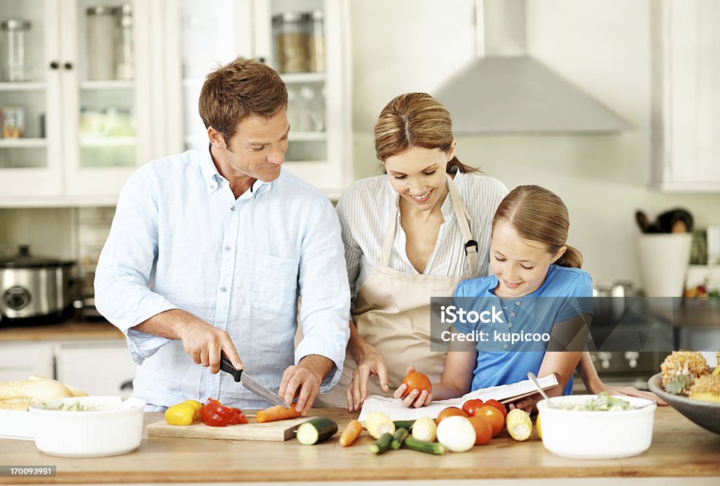Imparare a cucinare con mamma e papà - Foto stock royalty-free di Bambine femmine