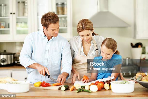 Imparare A Cucinare Con Mamma E Papà - Fotografie stock e altre immagini di Bambine femmine - Bambine femmine, Cucinare, Madre