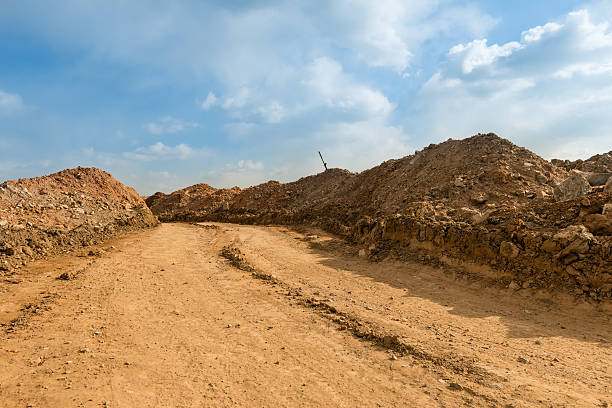 未舗装道路 - 起伏の多い地形 ストックフォトと画像