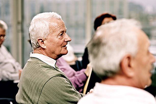 terapia di gruppo - senior adult group therapy social gathering community center foto e immagini stock