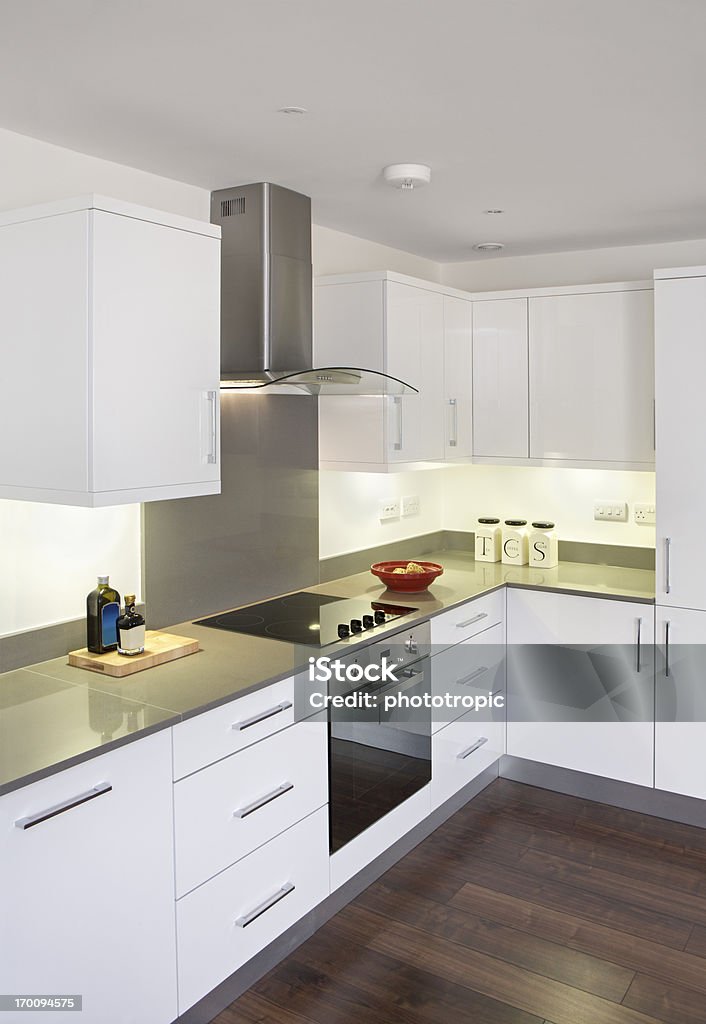 Cozinha branco com piso de madeira - Royalty-free Detetor de Fumo Foto de stock