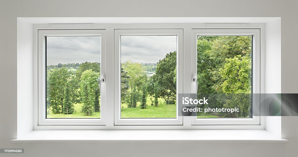 Blanc fenêtres avec vue sur le jardin - Photo de Fenêtre libre de droits