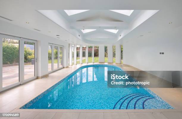 Piscina Interior No Terraço Definição - Fotografias de stock e mais imagens de Piscina - Piscina, Interior, Vidro