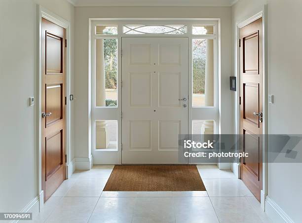 Puerta De Entrada Al Gran Asamblea Foto de stock y más banco de imágenes de Puerta - Entrada - Puerta - Entrada, Puerta principal, Interior de la casa