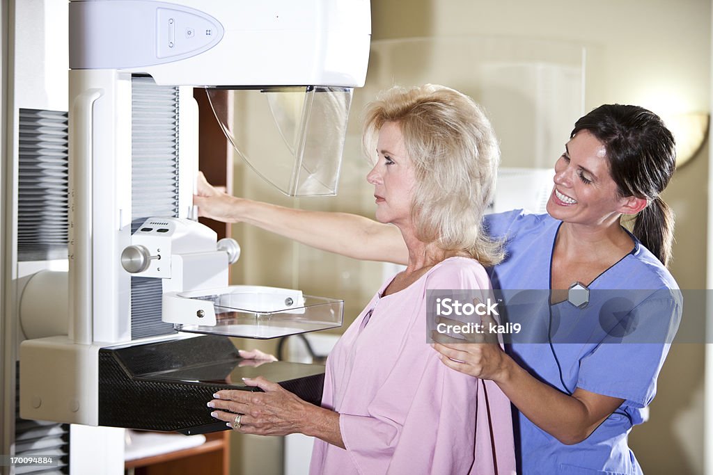 Infirmière avec le patient se Mammographie - Photo de Mammographie libre de droits