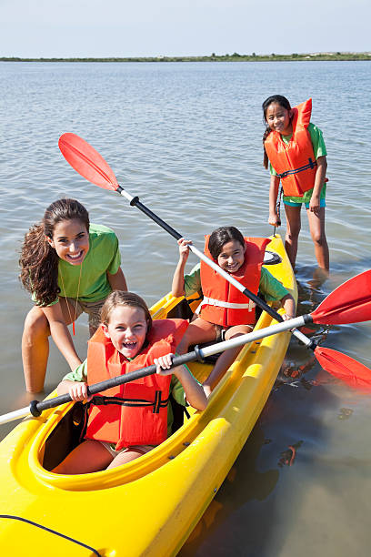 dziewczyny w podwójne kajak - summer camp child teenager kayak zdjęcia i obrazy z banku zdjęć