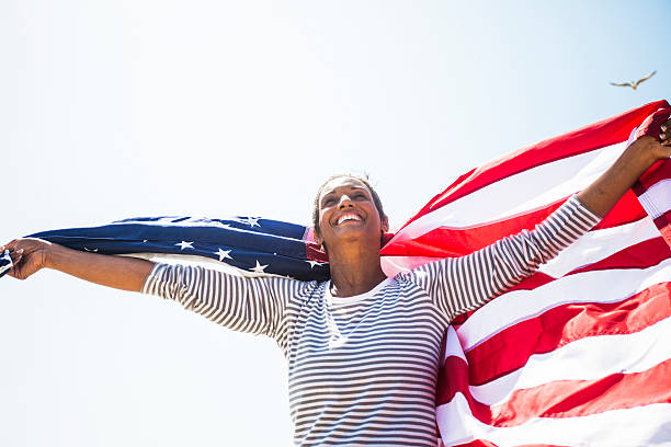 afroamericana senior de transporte de bandera de los estados unidos - women ethnic american culture flag fotografías e imágenes de stock