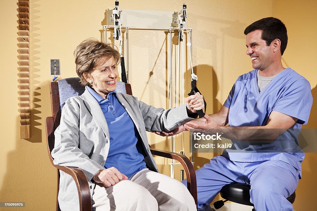 Fisioterapeuta trabajo con el paciente en la extremidad superior exerc - Foto de stock de 30-39 años libre de derechos