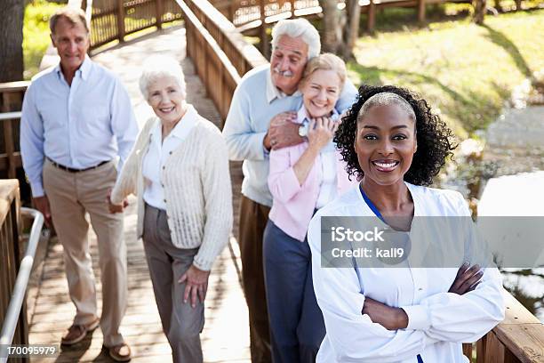 Afroamericana En El Centro De Vida Asistida De Enfermería Foto de stock y más banco de imágenes de Aire libre