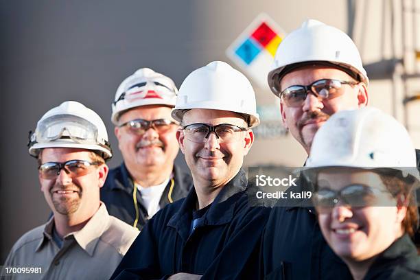 그룹의 공업주 근로자에게 단체에 대한 스톡 사진 및 기타 이미지 - 단체, 미소, 보호안경-보호용 작업복