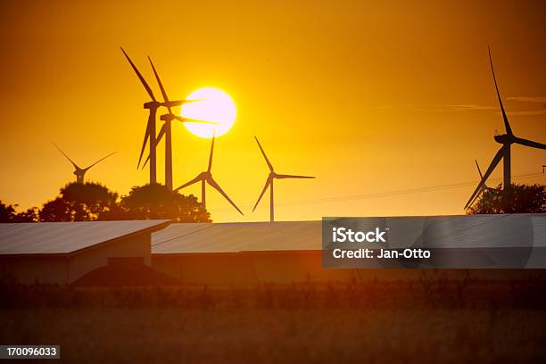 Windmühlen Und Solarzellen Stockfoto und mehr Bilder von Sonnenkollektor - Sonnenkollektor, Solarkraftwerk, Sonnenenergie