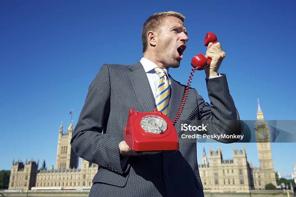 Uomo d'affari in rosso richiami telefono Palazzo di Westminster di Londra - Foto stock royalty-free di Contrariato