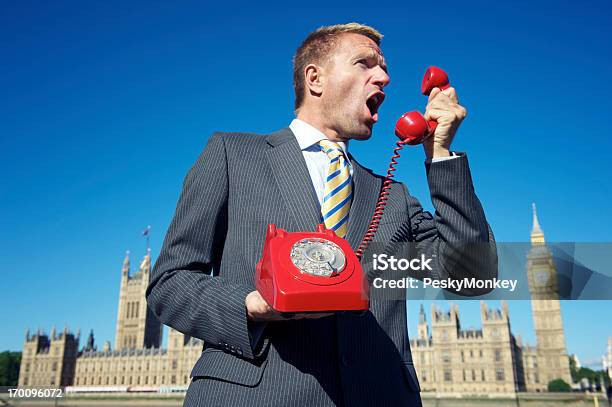 Uomo Daffari In Rosso Richiami Telefono Palazzo Di Westminster Di Londra - Fotografie stock e altre immagini di Contrariato