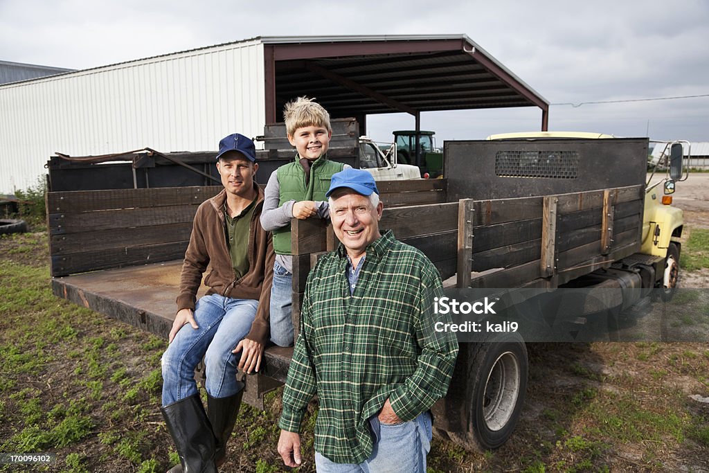 Três gerações de homens na fazenda da família - Foto de stock de Família royalty-free