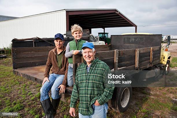 Foto de Três Gerações De Homens Na Fazenda Da Família e mais fotos de stock de Família - Família, Fazenda, Família de várias gerações