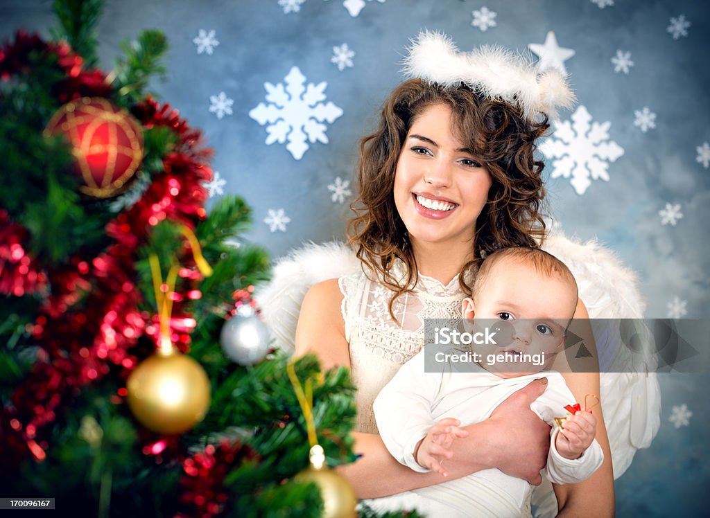 Christmas Retrato de un joven ángel y bebé niño. - Foto de stock de Niño libre de derechos