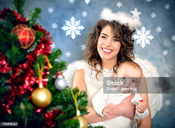 Retrato De Uma Jovem De Natal Anjo E Filho Bebé - Fotografias de stock e mais imagens de Anjo - Anjo, Criança, 20-24 Anos