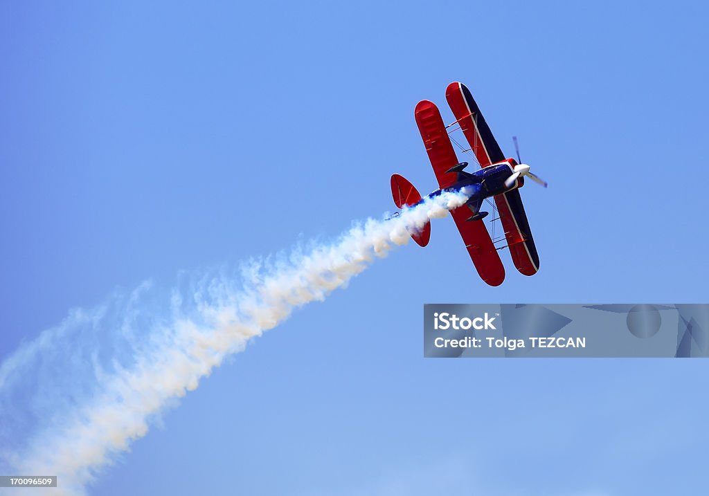 Acrobacia aérea stunt voando - Foto de stock de Avião Biplano royalty-free