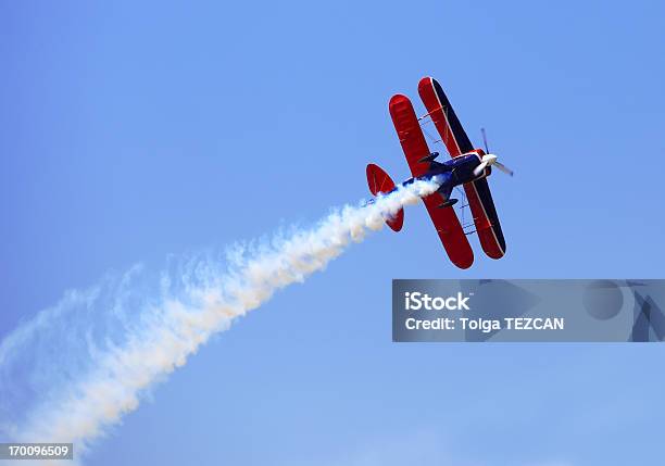 Foto de Acrobacia Aérea Stunt Voando e mais fotos de stock de Avião Biplano - Avião Biplano, Espetáculo aéreo, Avião