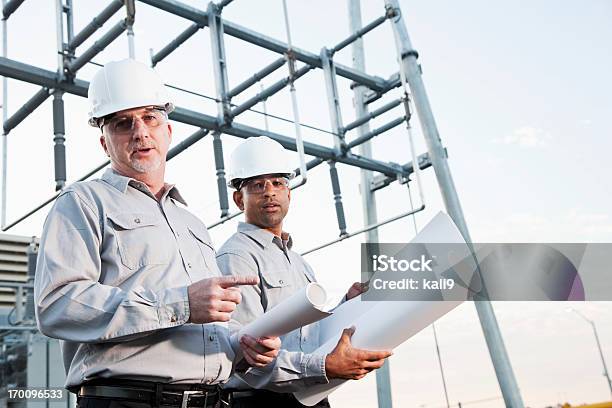 Rassen Ingenieure In Industrial Site Stockfoto und mehr Bilder von Baugewerbe - Baugewerbe, Europäischer Abstammung, Helm