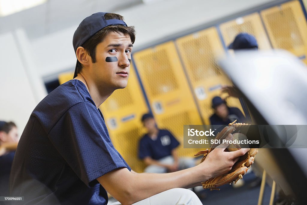 High school Jogador de beisebol, sentado no banco no vestiário - Foto de stock de Adolescente royalty-free